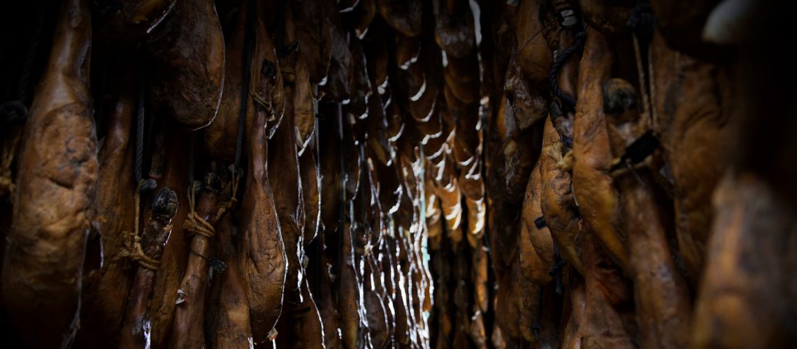 How is jamón 100% ibérico made?